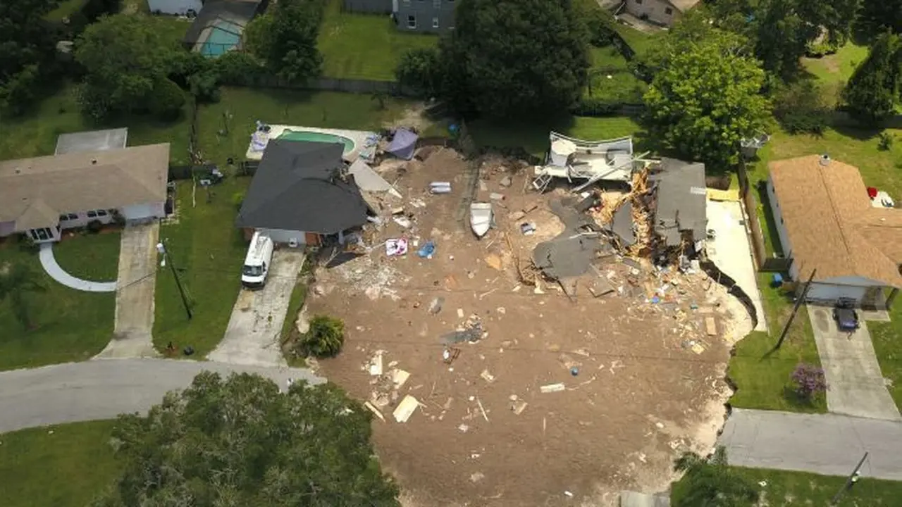 Sinkhole di  di Land O'Lakes, Florida, Amerika Serikat. (AP/Tampa Bay Times/Luis Santana)