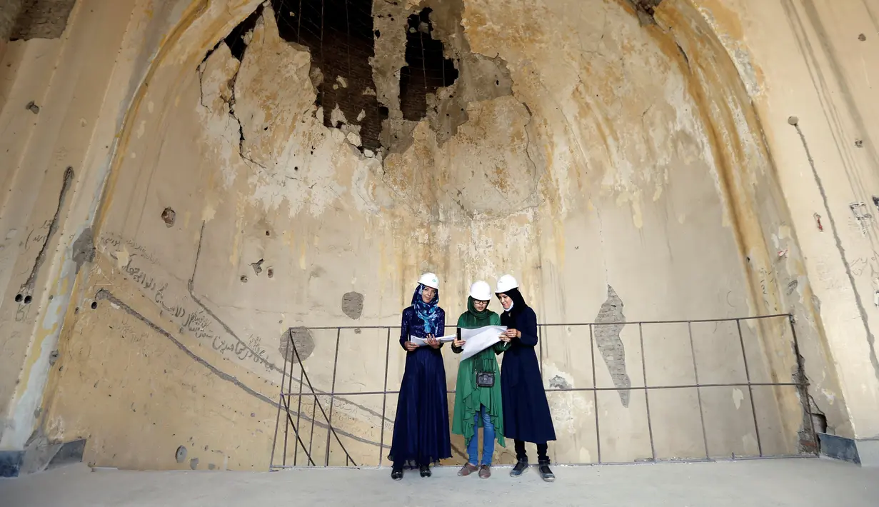 Sejumlah insinyur berhijab Afganistan melihat desain perbaikan istana Darul Aman di Kabul, 2 Oktober 2016. Sebelumnya istana ini direnovasi pada 1970-an tetapi rusak kembali ketika pendudukan Uni Soviet. (REUTERS/Mohammad Ismail)