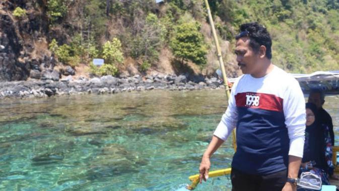 Wakil Bupati Gresik Moh.Qosim mengunjungi Pulau Cena pada Sabtu, 5 Oktober 2019. (Foto: Liputan6.com/Dian Kurniawan)