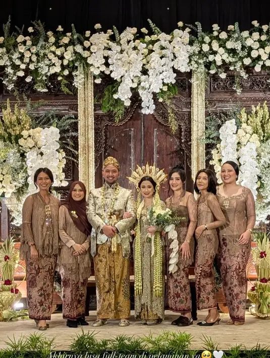 Di pernikahan sahabat lainnya, Febby kenakan kebaya cokelat dengan warna lebih muda dan kain batik [@febbyrastanty]