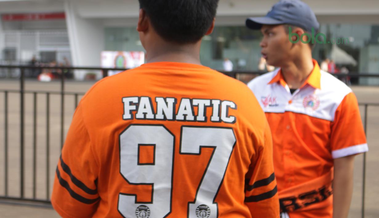 Suporter fanatik menuju memasuki areal stadion untuk menyaksikan laga Piala AFC 2018 antara Persija Jakarta vs Song Lam Nghe An di Stadion Utama GBK, Rabu (14/3/2018). Panpel menjual sekitar 65.000 lembar tiket. (Bola.com/Surya Bima Mahendarta)