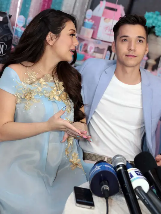 Melihat dekorasi di ballroom hotel yang disulap warna-warni memang memadukan warna biru dan pink. Di mana biru simbol untuk anak laki-laki dan pink untuk anak perempuan. Begitu juga balo-balon yang menghiasi ruangan itu. (Deki Prayoga/Bintang.com)