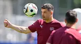 Gelandang Swiss #10 Granit Xhaka mengontrol bola selama sesi latihan MD-1 menjelang laga Grup A UEFA Euro 2024 di Robert-Schlienz-Stadion, Stuttgart, Selasa (18/6/2024). (Fabrice COFFRINI / AFP)