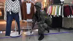  Seorang tentara Korea Selatan mengambil bagian dalam latihan anti-teror di sela-sela latihan militer gabungan Korea Selatan-AS di sebuah stasiun kereta bawah tanah di Seoul (22/8). (AFP Photo/Jung Yeon-Je)