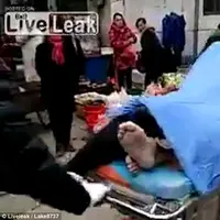 Meregang nyawa ketika berhubungan seks, tubuh laki-laki tua ini masih 'menyatu' dengan sang perempuan.