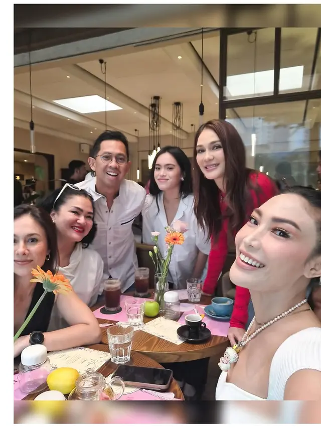 6 Gaya Geng Cendol di Acara Ririn Ekawati, Tampilkan Paduan Busana Putih Elegan