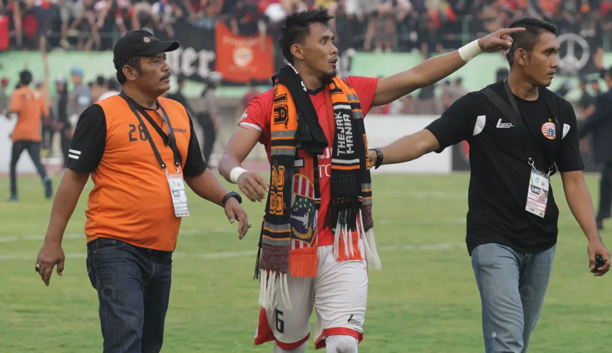 Bek Persija Jakarta, Maman Abdurrahman, merayakan kemenangan atas Persib Bandung pada laga Liga 1 Indonesia di Stadion Manahan, Solo, Jumat (3/11/2017). Persija menang 1-0 atas Persib. (Bola.com/Ronald Seger)