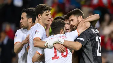 Para pemain Spanyol merayakan kemenangan atas Swiss pada pertandingan sepak bola UEFA Nations League di Stadion Stade de Geneve, Jenewa, Swiss, 9 Juni 2022. Spanyol menang 1-0. (Jean-Christophe Bott/Keystone via AP)
