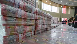 Tumpukan uang sebesar Rp2 triliun dari total Rp11,8 triliun lebih yang disita dari kasus dugaan korupsi pemberian fasilitas ekspor minyak sawit mentah (CPO) dan turunannya dipamerkan di Gedung Bundar Kejaksaan Agung, Jakarta, Selasa (17/6/2025). (merdeka.com/Arie Basuki)