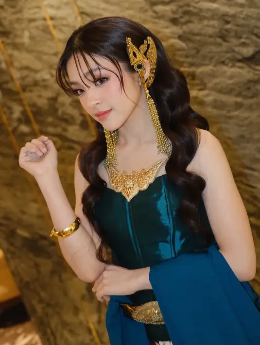 Melengkapi tampilannya, Eca pun mengenakan aksesori keemasan. Mulai dari kalung besar model tradisional. Anting-anting yang on point panjang warna gold. Dan gelang di kedua tangannya. [@elsaajapasal]