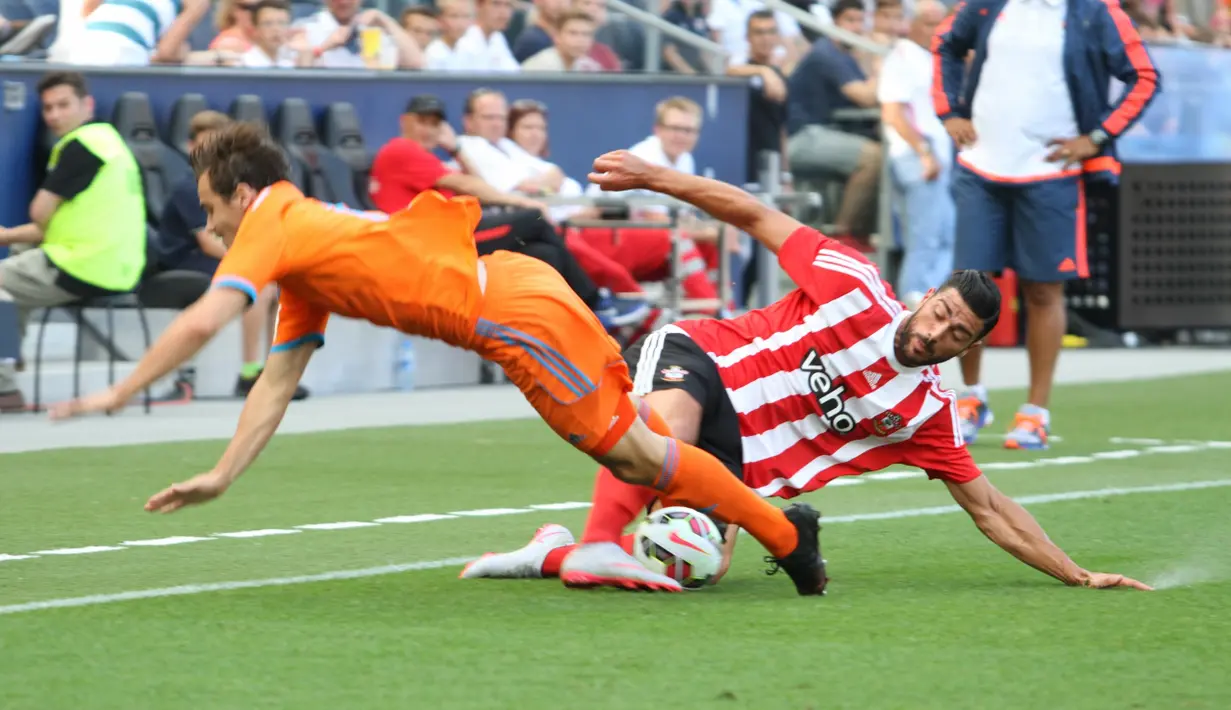Bomber The Saint, Graziano Pelle, mencoba merebut bola dari kaki pemain Valencia. (Bola.com/Reza Khomaini)