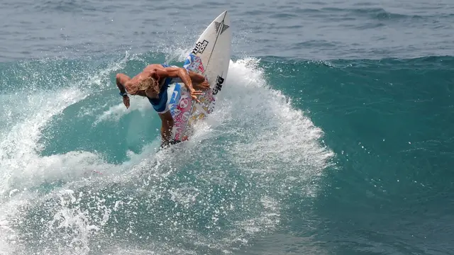 Bermain Surfing di Pantai Uluwatu