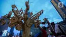 Suku Dinas Pertamanan dan Kehutanan DKI menghiasi jantung kota Jakarta dengan dekorasi khas Tionghoa untuk menyemarakkan Tahun Baru Imlek 2575. (Liputan6.com/Angga Yuniar)