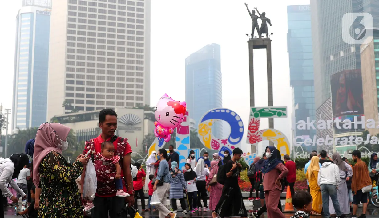 Warga berolahraga saat CFD di kawasan Bundaran HI, Jakarta, Minggu (3/7/2022). Meski sempat diguyur hujan tidak menyurutkan  masyarak untuk berolahraga di akhir pekan. (Liputan6.com/Angga Yuniar)