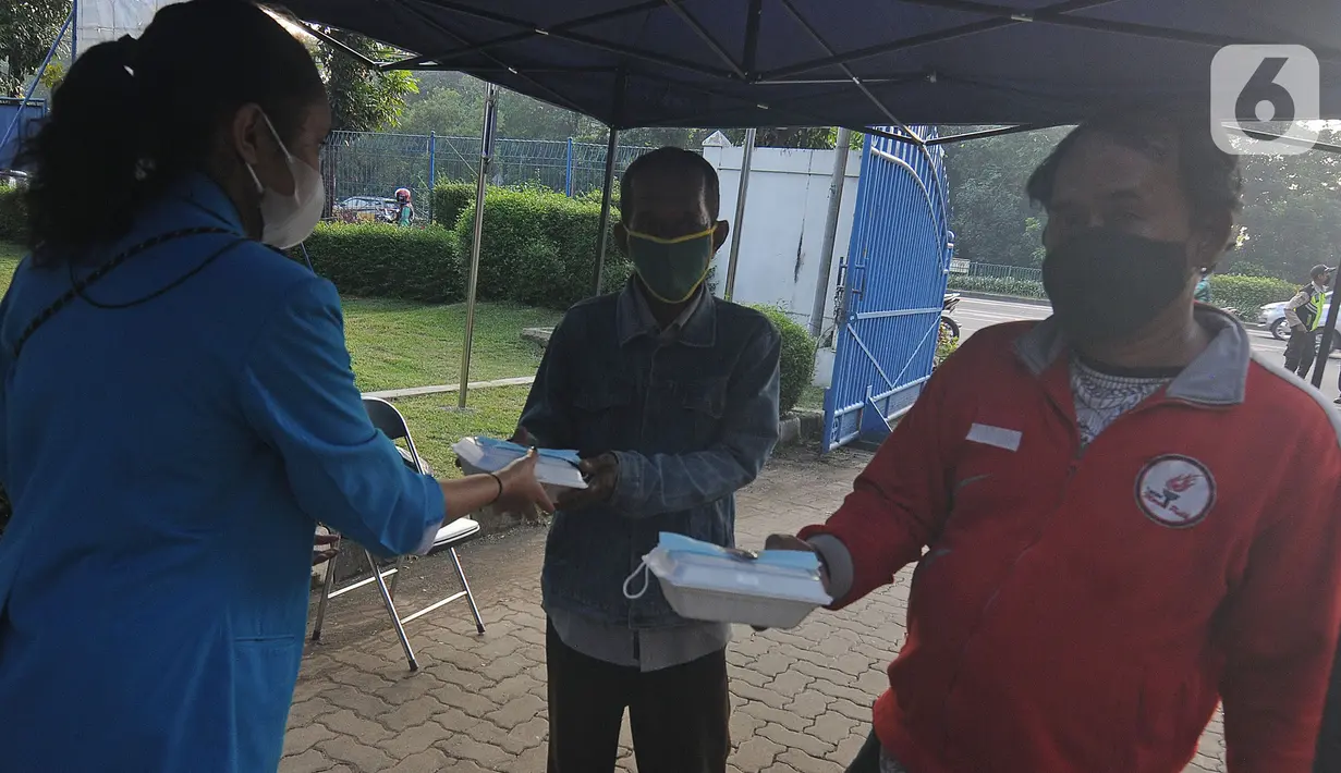 Mahasiswa memberikan makanan gratis kepada masyarakat di Universitas Kristen Indonesia (UKI), Cawang, Jakarta, Selasa (16/3/2021). Kegiatan berbagi makanan gratis yang dilakukan oleh civitas akademi UKI itu diselenggarakan selama tiga bulan. (Liputan6.com/Herman Zakharia)