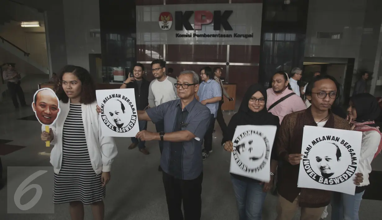 Puluhan aktivis gerakan anti korupsi menggelar aksi di gedung KPK, Jakarta (11/4). Mereka menggelar aksi sambil membawa poster Novel Baswedan dan mengutuk pelaku penyerangan terhadap novel. (Liputan6.com/Helmi Afandi)