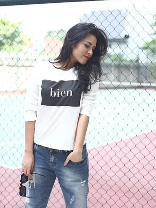 So simple! Kali ini Raisa hanya memakai ripped jeans dengan kaus putihnya saja. Meski terlihat simple, namun sapuan lipstick merahnya membuat tampilan Raisa begitu menarik. (Instagram/raisa6690)