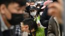 Orang-orang antre untuk membeli masker di toko ritel di kota tenggara Daegu, Selasa (25/2/2020). Otoritas Korea Selatan (Korsel) melaporkan 60 kasus baru Virus Corona COVID-19 di negeri itu pada hari ini, Selasa (25/2), sehingga kini total 893 orang terinfeksi virus tersebut. (Jung Yeon-je / AFP)