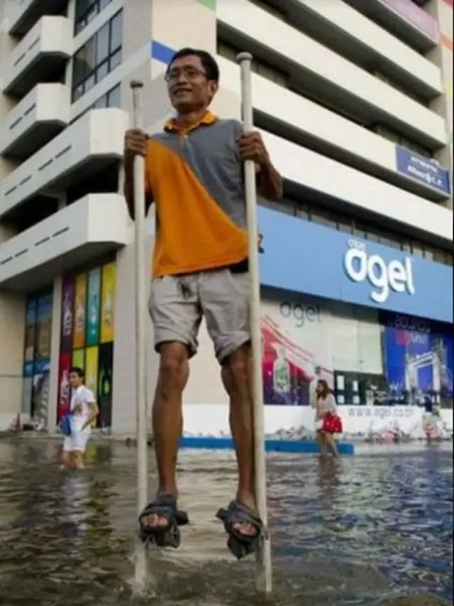 6 Potret Nyeleneh Orang Enggak Mau Basah saat Banjir Ini Idenya Kocak