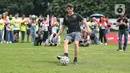 Pada kegiatan hari ini, kedua pembalap Pertamina Enduro VR46 Racing Team, Franco Morbidelli dan Fabio Di Giannantonio mengiktuti acara Football Challenge. (Liputan6.com/Angga Yuniar)