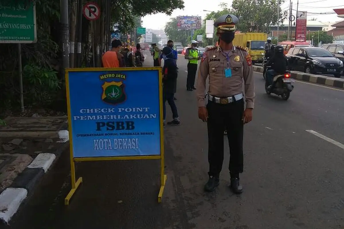 Petugas gabungan di Bekasi memantau kendaraan jelang PSBB.