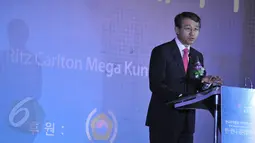 Dubes Korea untuk Indonesia, Cho Tae Young memberi sambutan saat peresmian kantor cabang KITA,  Jakarta, Selasa (9/6/2015).  Keberadaan kantor cabang ini agar kerjasama ekonomi Korea-Indonesia yang lebih bersinergi. (Liputan6.com/Herman Zakharia)