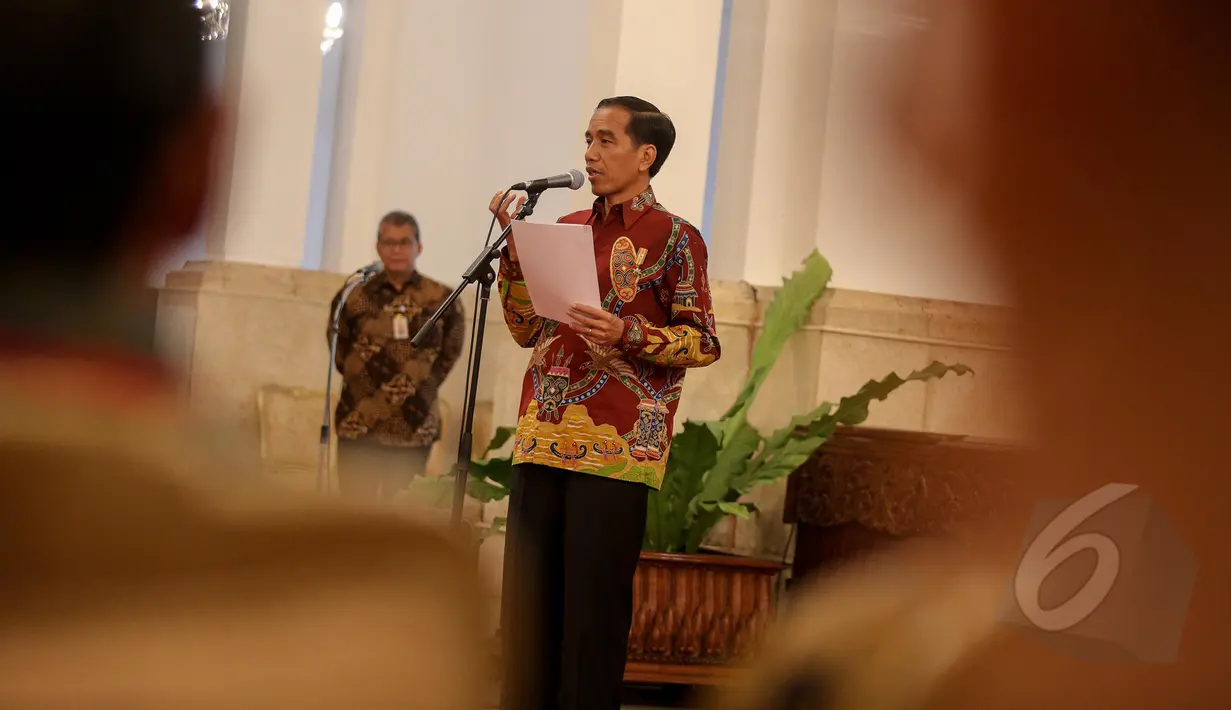 Presiden Jokowi saat memberikan kata sambutan dalam pembukaan Musyawarah Nasional VII Gabungan Pengusaha Jamu dan Obat Tradisional Indonesia (GP Jamu), di Istana Negara, Jakarta, Senin (25/5/2015). (Liputan6.com/Faizal Fanani)