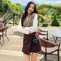 Joy Red Velvet juga terkenal dengan suara dan visual yang luar biasa. Di berbagai kesempatan, Joy tidak takut bereksperimen dengan berbagai tampilan, gaya rambut, maupun nuansa makeup. Tanpa kesan berlebihan, Joy senang menggunakan warna lipstik yang bold dan membiarkan rambut panjangnya tergerai.