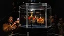 Pengunjung melihat Mahkota Christian V (kiri) dan Mahkota Ratu yang dipajang di Kastil Rosenborg di Kopenhagen, Denmark pada tanggal 2 Januari 2024. (Foto oleh Ida Marie Odgaard/Ritzau Scanpix/AFP)/Denmark OUT