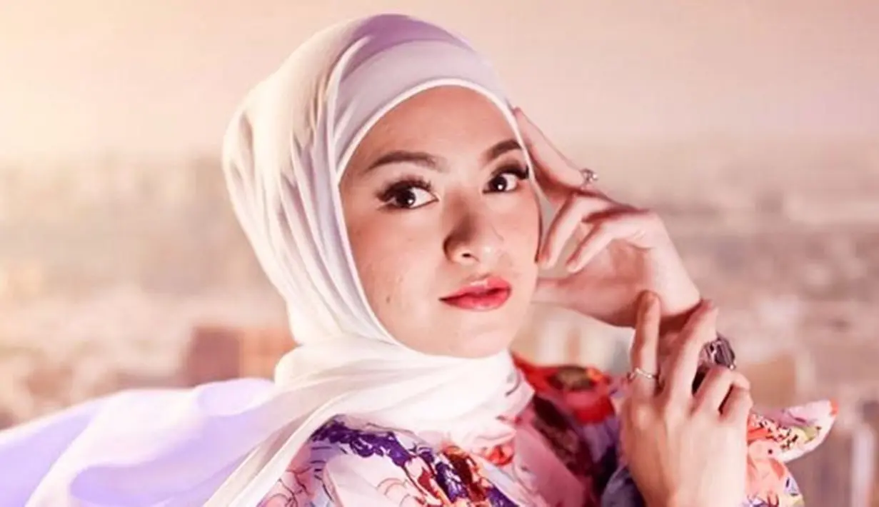 Ibu sambung Putri Delina ini kerap dilibatkan oleh para fotografer untuk menjadi foto model. Nathalie Holscher pun tampak totalitas dengan sentuhan makeup di wajahnya. Penampilannya menuai pujian dari warganet. (Liputan6.com/IG/@nathalieholscher)