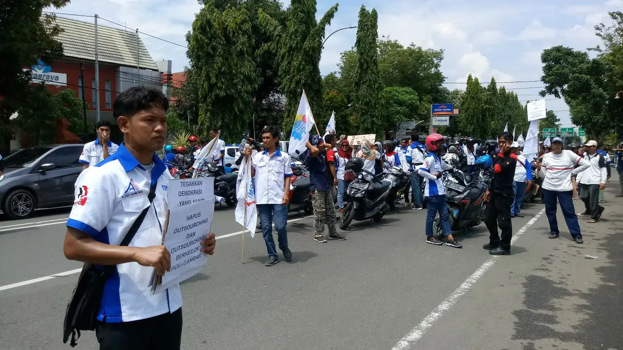 Aksi Sosial Hingga Mengawal Pemilu Peringatan Hari Buruh di Cirebon