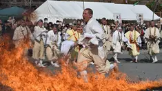 Seorang  biksu Buddha berjalan di atas bara api atau yang biasa dikenal sebagai “Nagatoro Hi-Matsuri,” di kuil Fudoji, kota Nagatoro, Jepang, Minggu (5/3). Festival berjalan di atas api ini diadakan untuk menyambut datangnya musim semi (Kazuhiro NOGI/AFP)