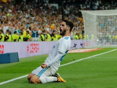 Pemain Real Madrid, Isco merayakan golnya ke gawang Espanyol dalam lanjutan La Liga 2017/2018 di Santiago Bernabeu, Minggu (1/10). Isco jadi pahlawan tim setelah memborong dua gol. (AP/Paul White)