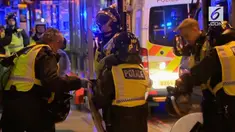 Polisi Inggris bersenjata bergegas ke London Bridge Sabtu malam (03/06/2017) setelah laporan tentang kendaraan yang menabrak pejalan kaki.