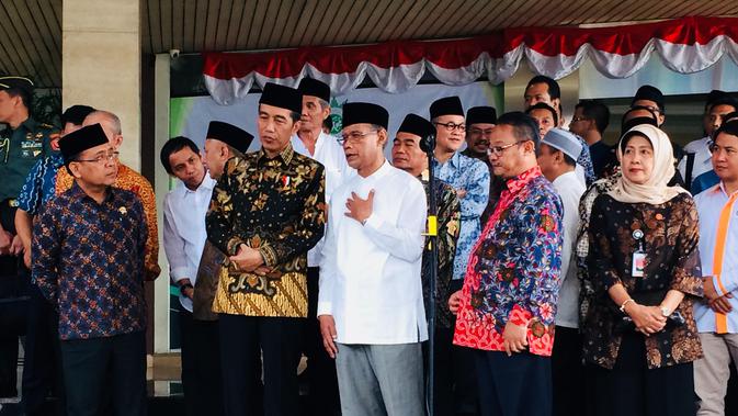 Presiden Jokowi memberikan sapi sebagai hewan kurban di PP Muhammadiyah (Merdeka.com/ Titin Supriatin)