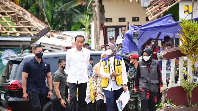 Presiden Joko Widodo (Jokowi) meninjau Sekolah Dasar Negeri (SDN) Sukamaju 1 Desa Benjot, di Kecamatan Cugenang yang merupakan salah satu sekolah terdampak gempa Cianjur