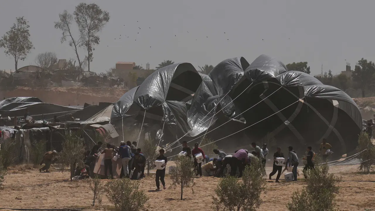 Potret Warga Gaza Berebut Paket Bantuan Kemanusiaan yang Dikirim via Udara