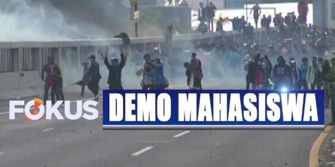 Kala Lemparan Batu dan Gas Air Mata Warnai Aksi Unjuk Rasa Mahasiswa di Gedung DPR
