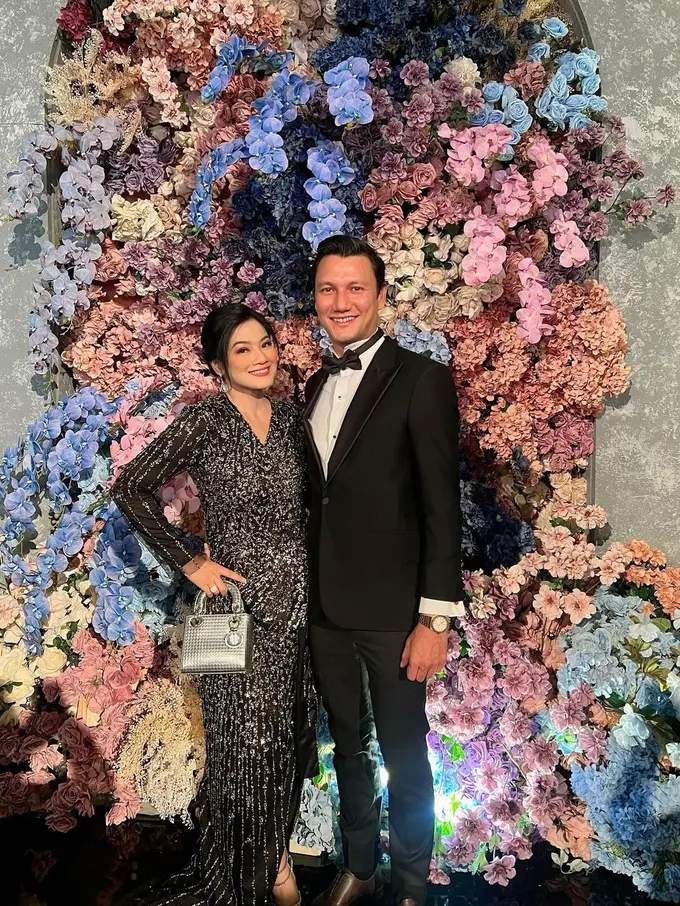 Titi Kamal dan Christian Sugiono di resepsi pernikahan Jessica Mila dan Yakup Hasibuan. (Foto: Instagram/titi_kamall)
