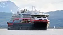 Kapal pesiar MS Roald Amundsen tiba di Tromsoe, Norwegia utara, pada 3 Juli 2019. MS Roald Amundsen merupakan kapal peisar pertama di dunia yang mengandalkan tenaga baterai hybrid. (Rune Stoltz Bertinussen / NTB scanpix via AP)