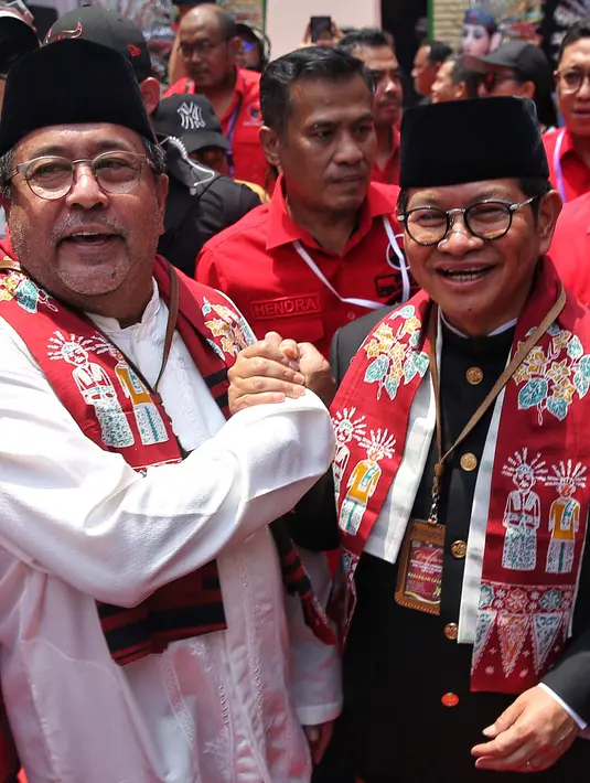 <p>Pasangan bakal calon gubernur dan wakil gubernur DKI Jakarta dari Partai Demokrasi Indonesia Perjuangan (PDIP), Pramono Anung dan Rano Karno bersalam komando sesaat sebelum memasuki kantor Komisi Pemilihan Umum (KPU) Provinsi DKI Jakarta, Rabu (28/8/2024). (Liputan6.com/Angga Yuniar)</p>