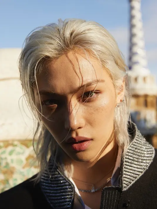 Rambut pirang platinum panjangnya disibakkan ke belakang dari wajahnya. Felix terlihat seperti karakter Pangeran Tampan dalam film animasi Disney kuno. [Dok/Louis Vuitton/@yong.lixx]