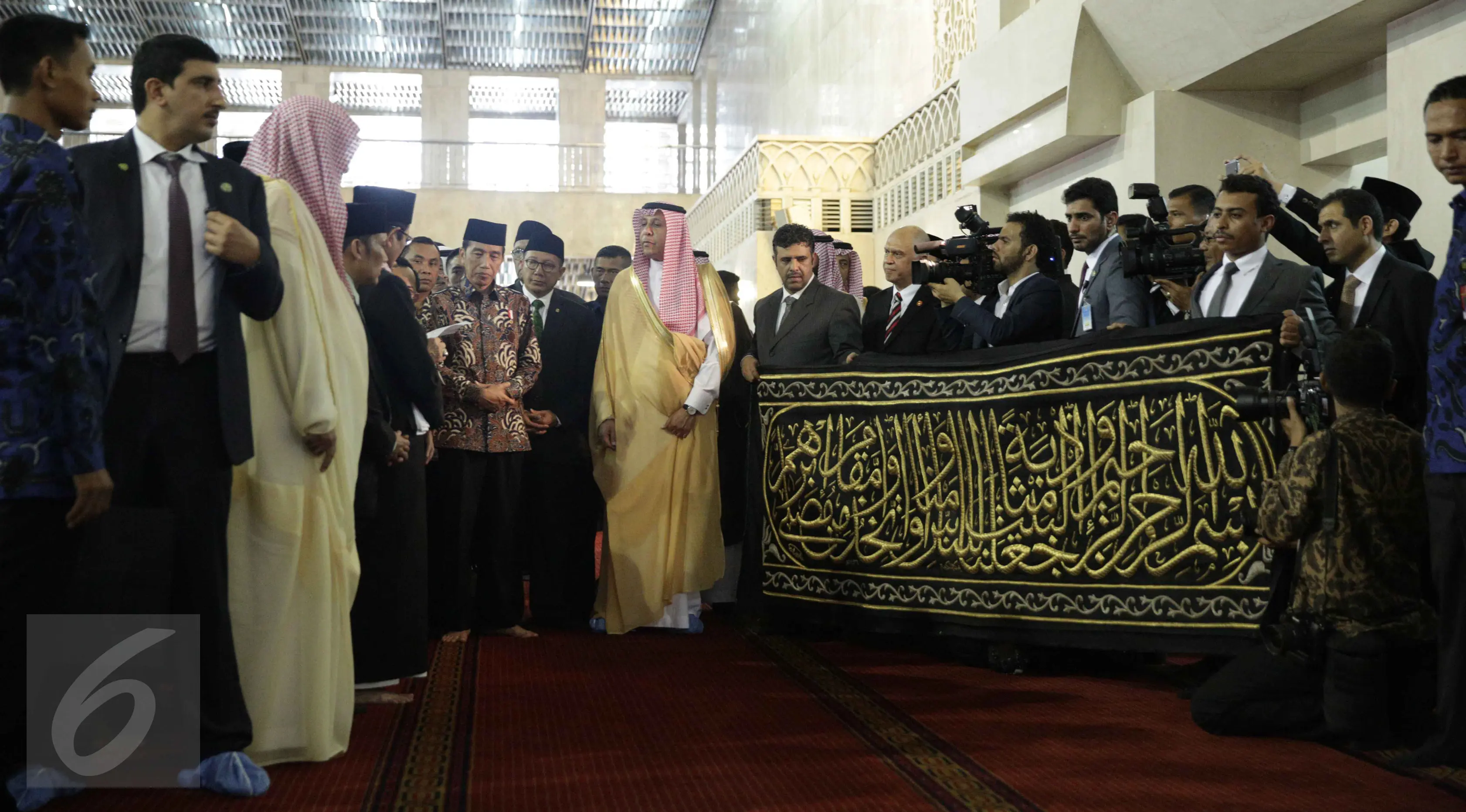 Raja Arab Saudi Salman bin Abdulaziz Al Saud bersama rombongan memberikan kiswah atau potongan penutup Kabah untuk masjid Istiqlal. (Liputan6.com/Angga Yuniar)