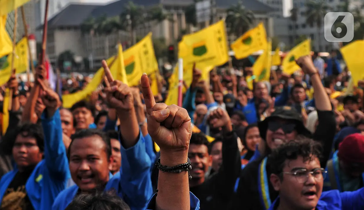 Mahasiswa berunjuk rasa atau demo BBM naik di kawasan Patung Kuda, Jakarta, Senin (5/9/2022). Sejumlah atribut unjuk rasa juga dibawa oleh para demonstran berupa bendera organisasi beserta spanduk-spanduk yang bertuliskan nada penolakan kenaikan harga BBM. (Liputan6.com/Angga Yuniar)