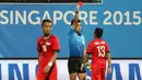 Pemain Singapura U-23, Wai Loon Ho, menerima kartu merah dari wasit Kim Heegon setelah sebelumnya menerima kartu kuning kedua. (Bola.com/Arief Bagus)