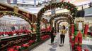 Pengunjung melintasi lorong berdekorasi natal di atrium Lippo Mall Puri, Jakarta, Kamis (29/11). Kegiatan Holiday Sensation diselenggarakan di 68 mal di berbagai kota. (Liputan6.com/Fery Pradolo)