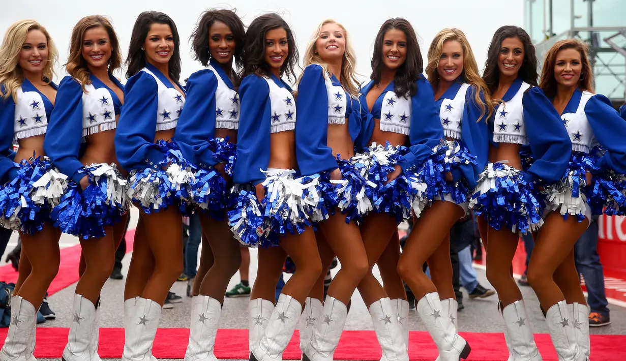 Gadis Grid atau Grid Girls berpose sebelum Grand Prix Formula 1 Amerika Serikat di Sirkuit Amerika. Austin, Amerika, (25/10/2015). Liberty Media juga akan menerapkan penghapusan Grid Girls di ajang olahraga bermotor. (Mark Thompson / Getty Images / AFP)