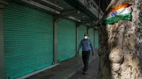 Warga berjalan di pasar yang ditutup dalam periode jam malam umum di New Delhi, 22 Maret 2020. Berdasarkan imbauan PM India Narendra Modi, masyarakat mematuhi "Jam Malam Umum" pada hari Minggu untuk meminimalkan perkumpulan massa dan memastikan dilakukannya pembatasan sosial. (Xinhua/Javed Dar)
