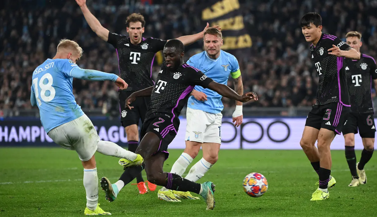 Pemain Bayern Munchen, Dayot Upamecano (ketiga kiri) melakukan pelanggaran terhadap pemain Lazio, Gustav Isaksen (kiri) di dalam kotak penalti pada laga leg pertama 16 besar Liga Champions 2023/2024 di Olympic Stadium, Roma, Italia, Kamis (15/02/2024) WIB. (AFP/Alberto Pizzoli)