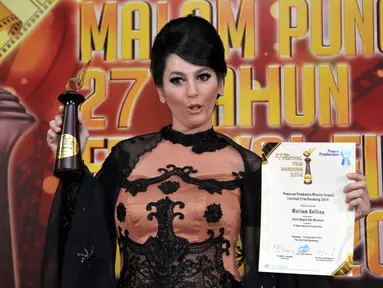 Aktris Meriam Bellina mendapatkan piala Pemeran Pembantu Wanita Terpuji FFB 2014, Bandung, (13/9/14). (Liputan6.com/Panji Diksana)